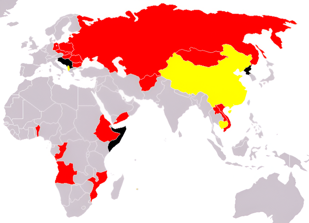 Bản đồ thể hiện các quốc gia màu đỏ đại diện cho các chính phủ cộng sản liên minh với Liên Xô . Các quốc gia màu vàng đại diện cho các chính phủ cộng sản liên minh với Cộng hòa Nhân dân Trung Hoa (ngoài Trung Quốc ra, chỉ có hai quốc gia khác là Albania và Campuchia Dân chủ ). Các quốc gia màu đen ( Bắc Triều Tiên , Somalia và Nam Tư ) đại diện cho các chính phủ cộng sản không liên minh với cả hai bên. 
