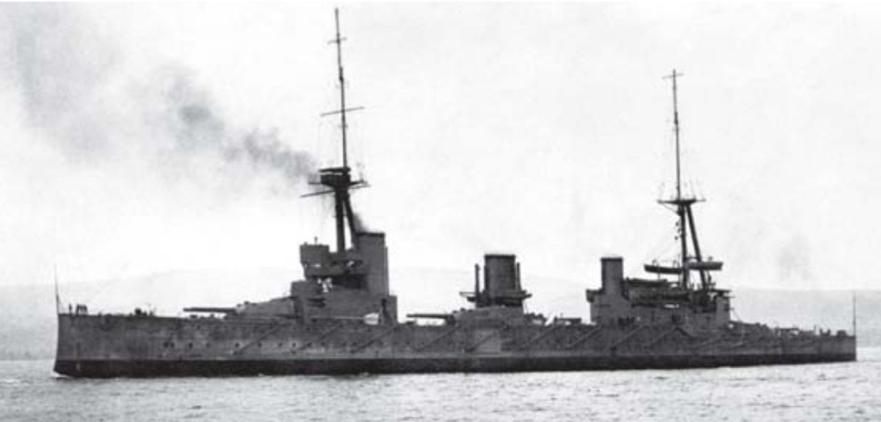 Bức ảnh đẹp này về tàu New Zealand cho thấy rõ lớp tàu này là một bản lặp lại của lớp Invincible. Những cải tiến nhỏ về bố trí giáp bảo vệ không dễ nhận thấy, nhưng thực tế là New Zealand vẫn thua kém rõ rệt so với các thiết giáp tuần dương hạm Đức được đóng cùng thời kỳ. (Cody Images)