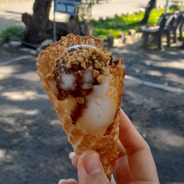 Kem sếp (sếp khác) mua choa trên đường đi công tác. Tiền kem hết có 20 chục gì đó thui nhưng chị đưa cho bác bán kem 100, bác đòi trả thì chị bảo là con biếu bác coi như xin vía đến tuổi bác vẫn được khỏe mạnh như bác ấy. Cái này cũng tính là EQ cao ha...