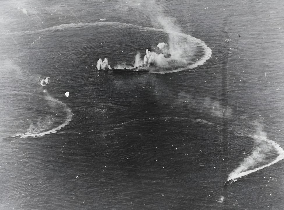 Tàu Nhật giá trị nhất bị tấn công vào đầu buổi tối 20 tháng 6 là Zuikaku, chiếc tàu sân bay duy nhất còn lại của Lực lượng A. Bức ảnh cho thấy con tàu đang rẽ gấp sang phải, giữa những cột nước từ bom rơi quanh mình. Hai tàu khu trục hộ tống cũng có thể thấy trong hình. Mặc dù bị 50 máy bay Avenger và Helldiver tấn công, Zuikaku chỉ trúng một quả bom duy nhất và sống sót. (NHGC