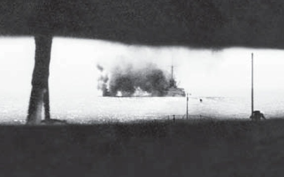 Lützow khai hỏa một loạt pháo từ dàn pháo 12 inch trong trận Jutland. Là soái hạm của Hipper, Lützow dẫn đầu đội hình thiết giáp tuần dương hạm Đức; bức ảnh này được chụp từ tháp chỉ huy bọc giáp của tàu Derfflinger. (Cody Images)