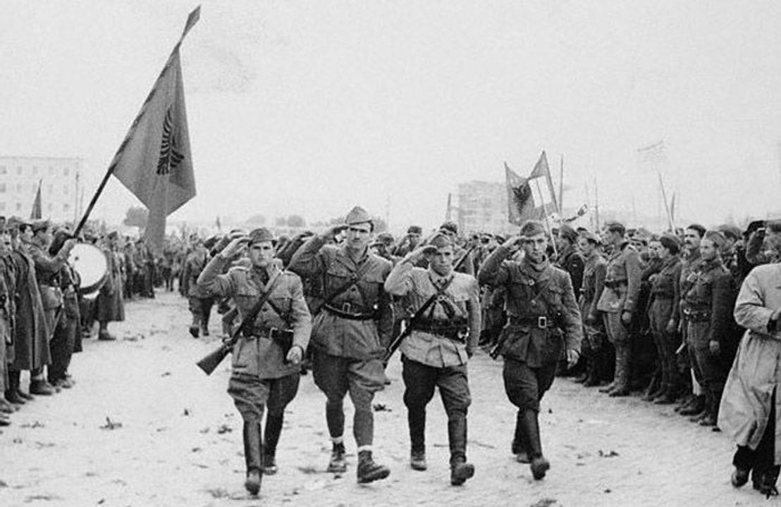 Du kích Albania ở Tirana sau khi Albania được giải phóng, năm 1944