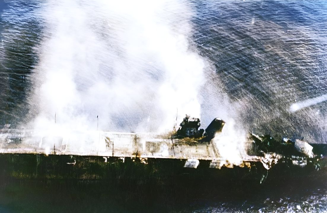 Sáng ngày 5 tháng 6, một máy bay cường kích Type 96 từ tàu Hosho được phái đi tìm Hiryu. Những bức ảnh thu được đã trở thành hình ảnh mang tính biểu tượng của chiến tranh Thái Bình Dương. Rõ ràng là sự tàn phá do bốn quả bom 1.000 lb đánh trúng phần trước của sàn bay. Thang nâng mạn trước bị thổi văng khỏi hố bom và nằm ép vào đảo. Lửa vẫn cháy ở phía sau, và con tàu thì nằm bất động. (NHHC)