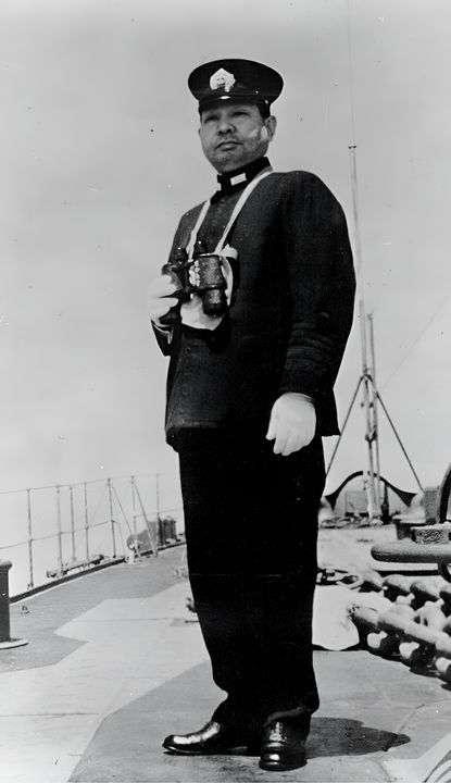 Kiến trúc sư chính của Kế hoạch “A-Go” là Đô đốc Toyoda Soemu, Tư lệnh Liên hợp Hạm đội. Ảnh trên được chụp vào tháng 9 năm 1944 trên soái hạm của ông – tàu tuần dương hạng nhẹ Oyodo. Sau khi đưa Hạm đội Liên hợp đến thất bại quyết định tại trận Biển Philippine, Toyoda còn soạn thảo một kế hoạch phòng thủ Philippines còn phi thực tế và thảm họa hơn chỉ vài tháng sau đó. (NHHC)