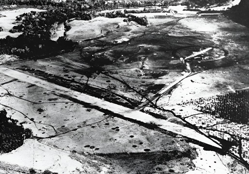 Sân bay Henderson trên Guadalcanal được chụp vào cuối tháng 8 năm 1942 bởi một máy bay từ Saratoga. Chú ý các hố bom cho thấy dấu hiệu nhiều cuộc không kích của Nhật vào sân bay. Việc kiểm soát Sân bay Henderson đã cho phép người Mỹ làm chủ vùng biển quanh Guadalcanal vào ban ngày và cuối cùng quyết định toàn bộ chiến dịch theo hướng có lợi cho họ. (NHHC)