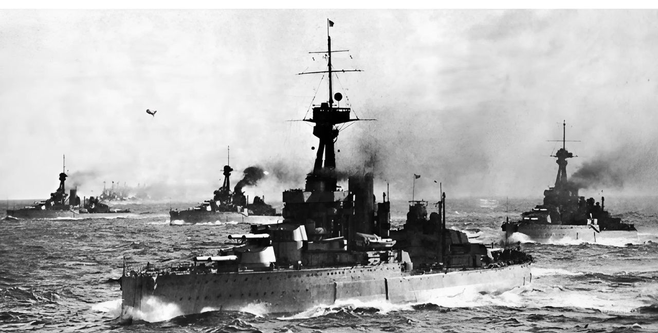 Các đơn vị thuộc Hải đoàn Thiết giáp hạm số 2 tham gia một cuộc diễn tập trên Biển Bắc năm 1916. Ở tiền cảnh, HMS Orion treo cờ hiệu của Chuẩn đô đốc Leveson, với HMS Monarch và HMS Thunderer ở phía sau mạn phải của nó. Chiếc thiết giáp hạm thứ tư trong lớp, HMS Conqueror, ở phía mạn phải của đội hình, được thấy đang thả một khinh khí cầu diều.