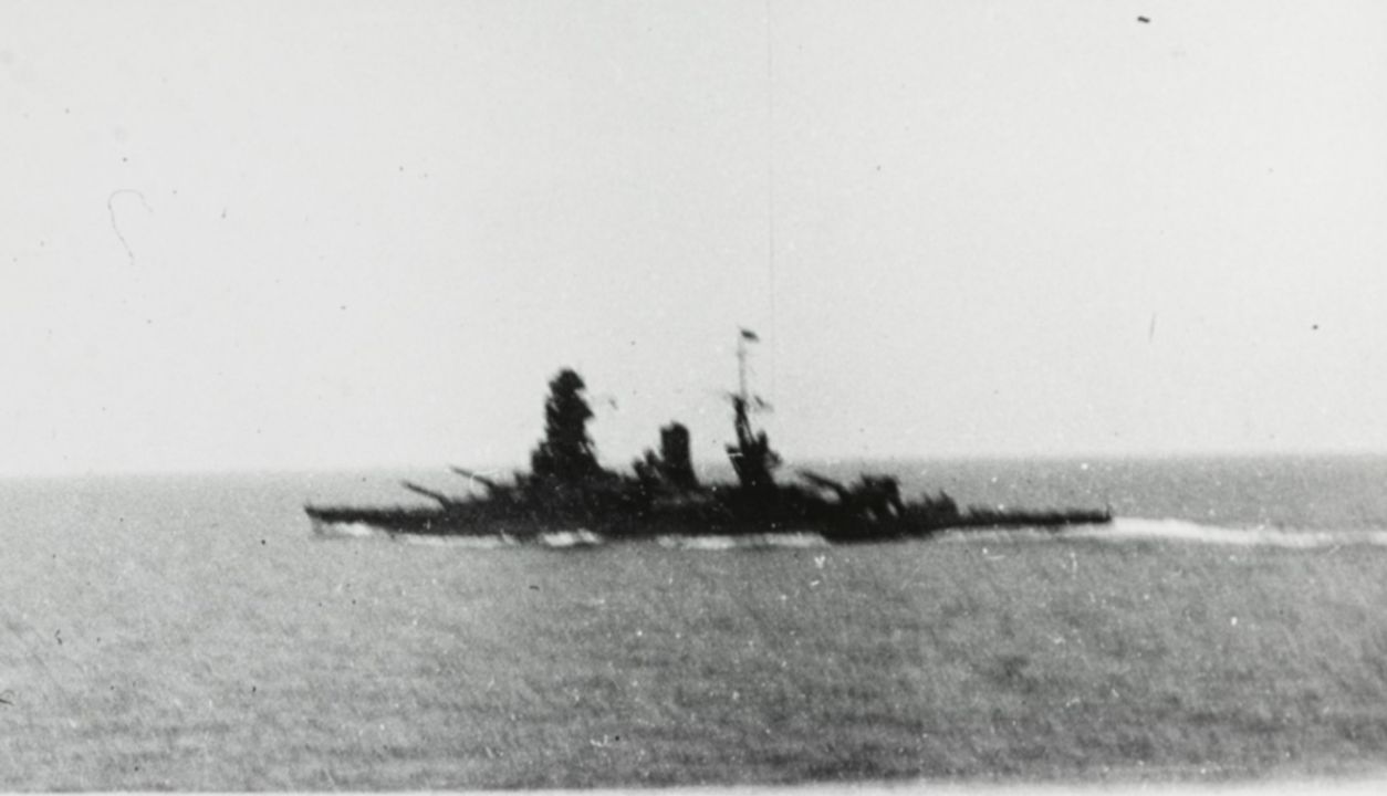 Trung tâm đội hình chiến đấu của Hải quân Đế quốc Nhật Bản trước chiến tranh Thái Bình Dương là hai tàu Nagato và Mutsu, hai thiết giáp hạm duy nhất của IJN mang pháo 16,1 inch/45. Đây là hình ảnh tàu Nagato tham gia tập bắn vào tháng 5 năm 1936 sau khi hoàn thành quá trình hiện đại hóa giữa hai cuộc chiến. Trong chiến tranh, Nagato đóng góp rất ít, nhưng là thiết giáp hạm IJN duy nhất còn sống sót vào thời điểm Nhật Bản đầu hàng. Tàu chị em Mutsu đã bị đánh chìm do một vụ nổ kho đạn không rõ lý do vào tháng 6 năm 1943.