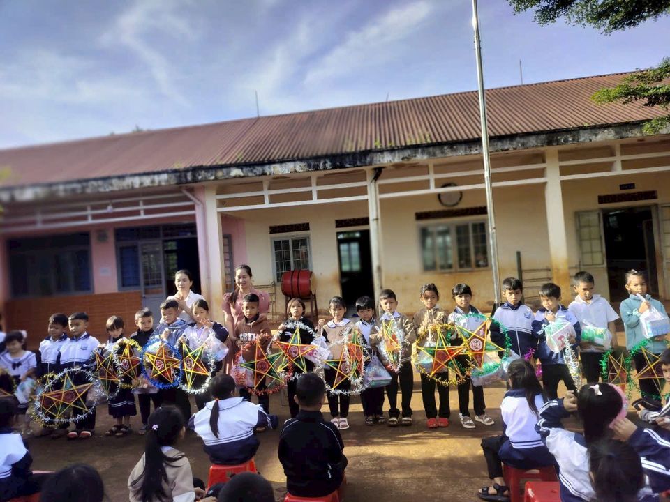 các bé tại điểm phụ của trường ban tổ chức nhờ giáo viên hôm sau trao lại quà cho các em 