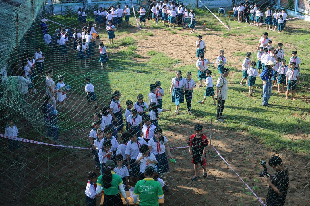 [Các em thiếu nhi hào hứng tham gia các gian hàng trò chơi vận động lành mạnh]