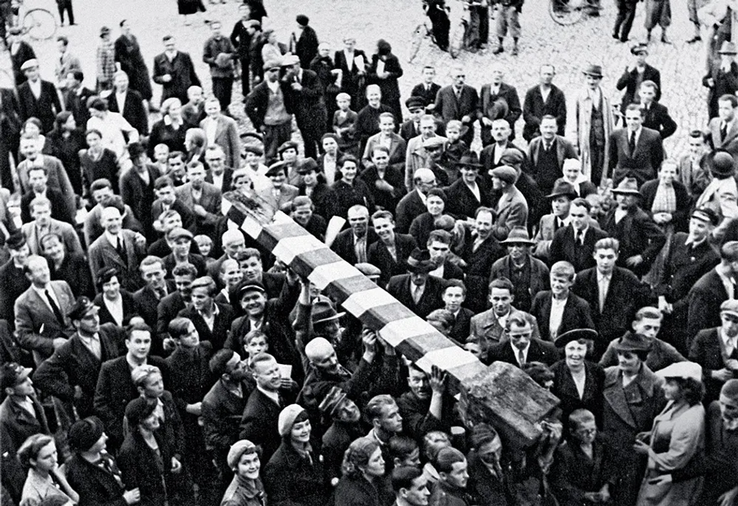 <i>Người dân ở Těšín của Tiệp Khắc phá bỏ cột mốc biên giới giữa nước này với Ba Lan.</i>