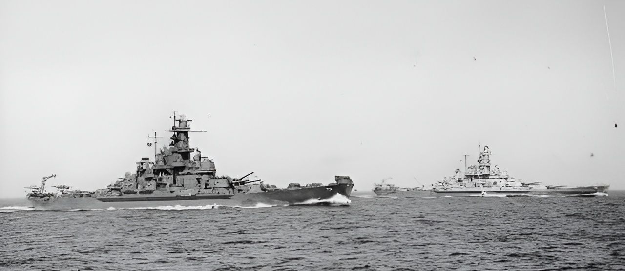 Trong quá trình tổ chức đội hình hạm đội, Đô đốc Spruance đã cho Đô đốc Lee rút các thiết giáp hạm cao tốc, trong đó có hai chiếc thiết giáp hạm South Dakota (BB-57) và Alabama (BB-60) ở trong ảnh, rời khỏi các vị trí hộ tống phòng không (AA) để hình thành đội hình hành tiến vòng tròn của lực lượng thiết giáp hạm cao tốc, nhằm chuẩn bị triển khai thành đội hình chiến đấu hàng dọc. Lực lượng thiết giáp hạm của Lee được bố trí cách 15 dặm phía trước đội hình gồm 15 tàu sân bay, vốn được sắp xếp thành bốn đội hình tàu sân bay vòng tròn riêng biệt. Lee tiến về hướng tây với mục tiêu tìm kiếm và tiêu diệt Hạm đội Cơ động Nhật Bản. Alabama là con tàu đầu tiên phát hiện máy bay đối phương trên radar, ở cự ly 140 dặm, vào lúc 09 giờ 57 phút sáng. Đến 10 giờ 48 phút, trận không chiến quy mô lớn với các máy bay xoắn xuýt nhau đã lan tới đội hình thiết giáp hạm, và các tàu của Lee dựng lên một màn hỏa lực phòng không dày đặc. CAP, kết hợp với khối lượng hỏa lực AA của các thiết giáp hạm, đã ngăn chặn mọi đợt tấn công đường không quy mô lớn nhằm vào lực lượng thiết giáp hạm của Lee, cũng như không cho máy bay đối phương xuyên qua để tấn công các tàu sân bay. Indiana là con tàu đầu tiên bắn hạ được một máy bay, nhưng đến 10 giờ 49 phút, South Dakota trúng trực tiếp một quả bom 500 pound vào mạn trái của cấu trúc thượng tầng, khiến 24 người thiệt mạng và 27 người bị thương.