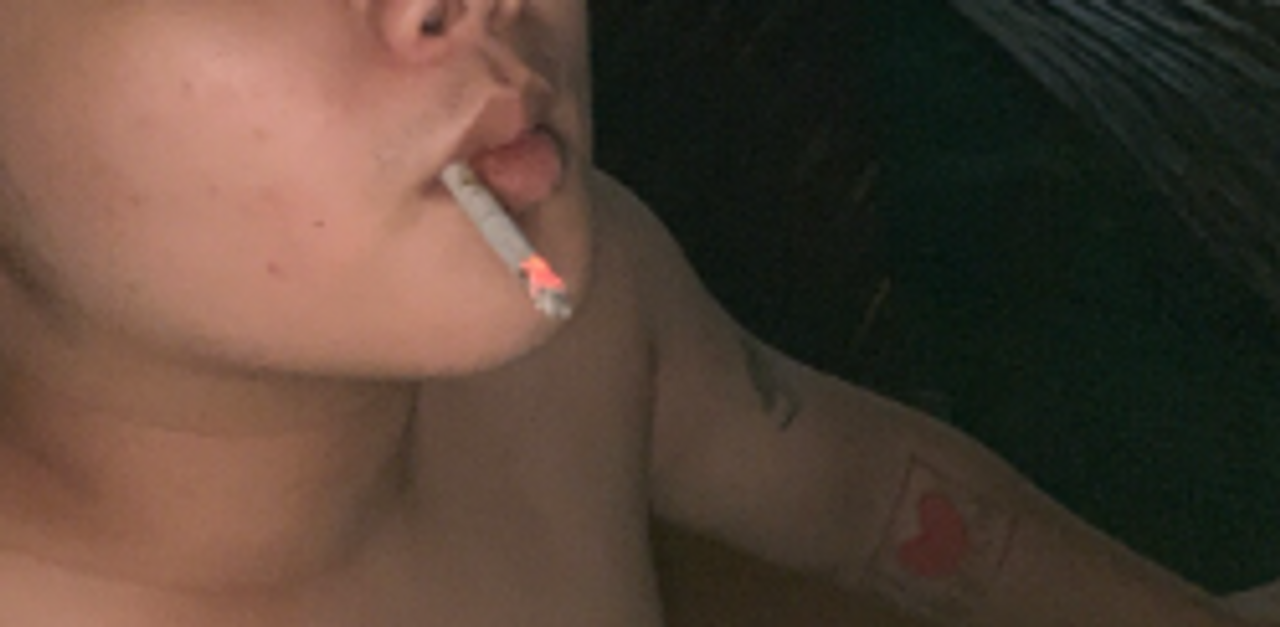 Tôi hút thuốc ở ban công.