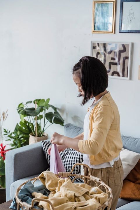 Cô bé chẳng nói gì nhiều, đôi khi nhìn xa xăm và âm thầm làm việc như lịch trình vạch sẵn.