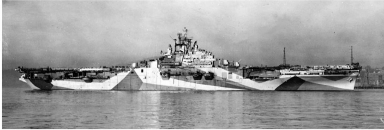 Tàu sân bay USS Yorktown (CV-10), với sơ đồ ngụy trang Measure 33/10A mà con tàu đã sử dụng trong phần lớn năm 1944, được nhìn thấy ở đây tại Puget Sound, Washington, vào đầu tháng 10 năm đó. Vừa hoàn thành xong đợt đại tu kéo dài hai tháng, nó đang hướng về phía nam đến Trạm Không quân Hải quân (NAS) Alameda, California, để đón Đội Không quân Tàu sân bay 3 của mình. Vào thời điểm CV-10 tham gia vào trận chiến đã đánh chìm Yamato vào ngày 7 tháng 4 năm 1945, nó đã có Đội Không quân Tàu sân bay 9 trên tàu. (Hải quân Mỹ)