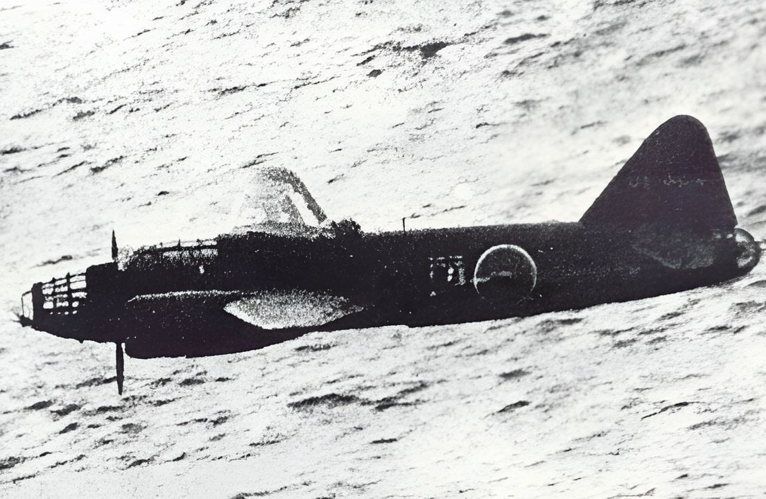 Chiếc máy bay Model 22 (G4M2) đời đầu '01-322' thuộc Không đoàn 755 (755th Kokutai) cố gắng thoát khỏi sự truy đuổi của các máy bay tiêm kích Hải quân Mỹ bằng cách bổ nhào xuống biển ở Trung tâm Thái Bình Dương vào tháng 5 hoặc tháng 6 năm 1944. Các Model 22 mới cuối cùng đã bắt đầu đến các đơn vị chiến đấu vào đầu năm 1944, nhưng vào thời điểm này, ưu thế của Mỹ về cả nhân lực và khí tài đã áp đảo đến mức loại máy bay G4M này có ít tác động trong vai trò tấn công truyền thống của nó, vì vậy mà chúng cũng không thể hỗ trợ nhiều, bị tiêu diệt tại các căn cứ bởi máy bay tàu sân bay Mỹ trước khi trận chiến chính diễn ra. (National Archives qua James E. Lansdale).