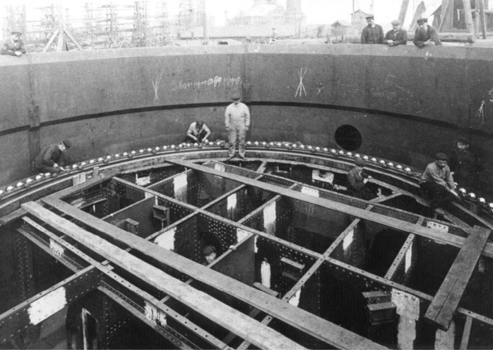 Một trong các bệ pháo của tàu Sovetskii Soiuz đang được thi công. Đường ray vòng quay (roller path) có thể thấy rõ, với các ổ bi lớn đã được lắp đặt. Mỗi tháp pháo của thiết giáp hạm này dự kiến sẽ được đỡ bởi 150 ổ bi như vậy, mỗi ổ có đường kính 206,2mm. (Bộ sưu tập của Boris Lemachko)