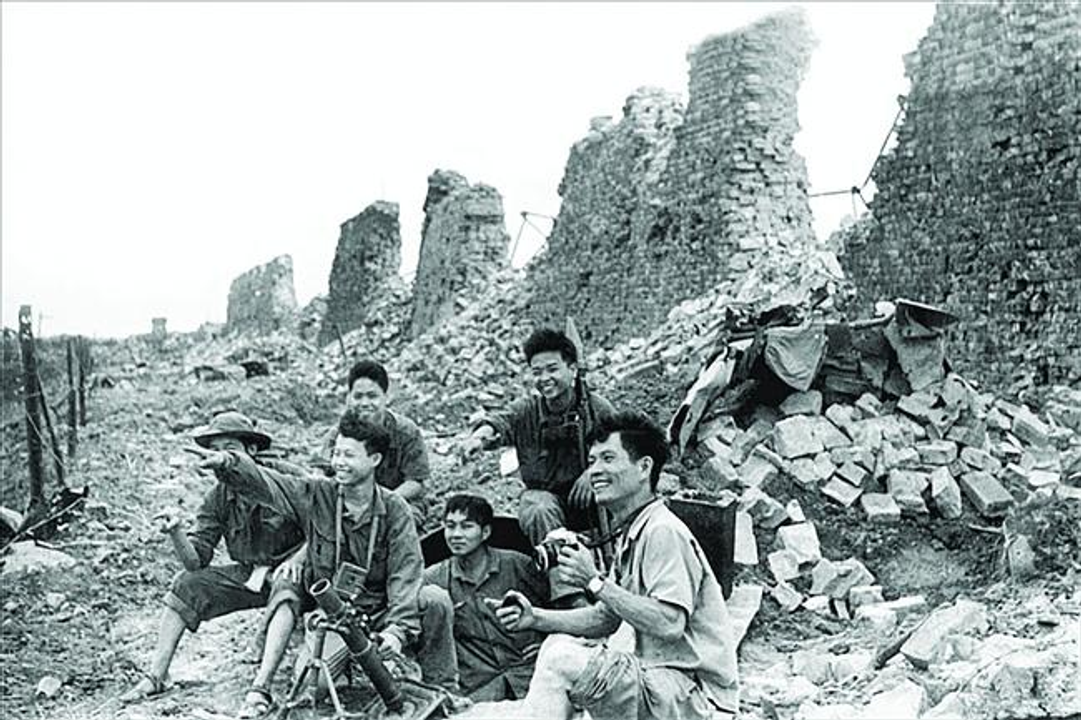 Nụ cười kiên cường của chiến sĩ tại Thành Cổ Quảng Trị , năm 1972 (Sưu tầm)