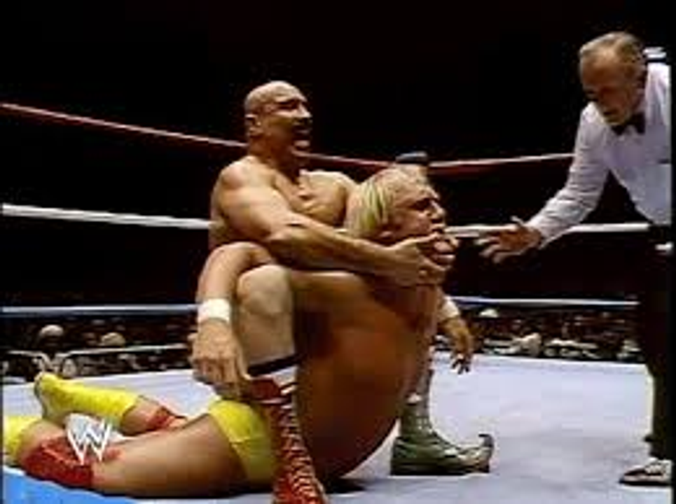 The Iron Sheik tung đòn khóa Camel Clutch lên Hogan