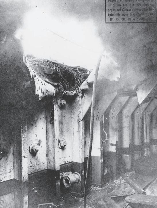 Mặc dù trúng mười quả đạn pháo hạng nặng của Anh, König chưa bao giờ rơi vào tình trạng nguy cơ bị chìm. Việc sửa chữa kéo dài đến ngày 21 tháng 7 năm 1916 mới hoàn tất. Một phần thiệt hại bên trong được thể hiện ở đây, nhưng thương vong tương đối nhẹ, với 45 người thiệt mạng và 27 người bị thương.