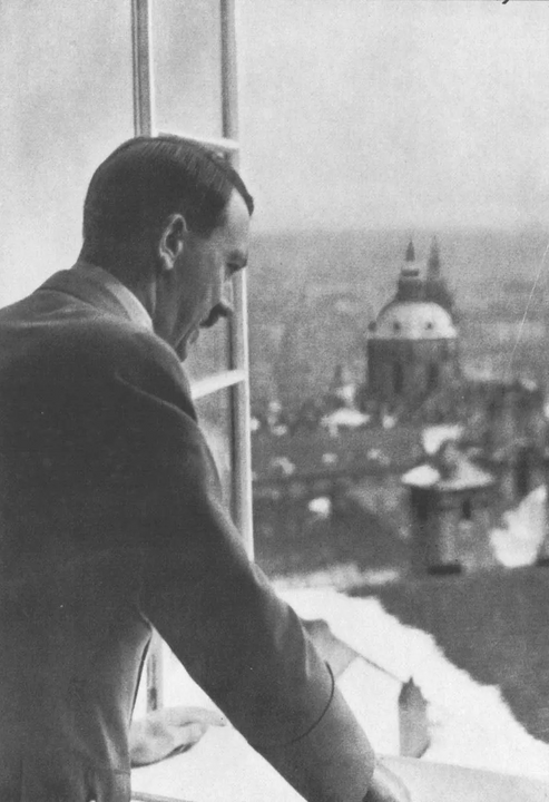 <i>Adolf Hitler nhìn ra Praha.</i>