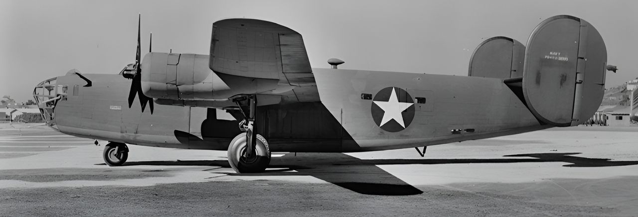 Một chiếc PB4Y-1 thuộc lô thứ năm được lấy từ dây chuyền sản xuất B-24D, bàn giao cho Hải quân Mỹ vào tháng 1 năm 1943 và được phân về Phi đoàn Trinh sát Ảnh (VD-1) trước khi chuyển sang VB-102. (72-AC-66A-77, RG72, NARA)