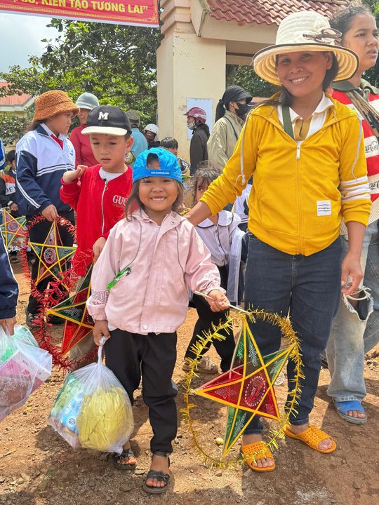 Niềm vui các bé nhận được quà