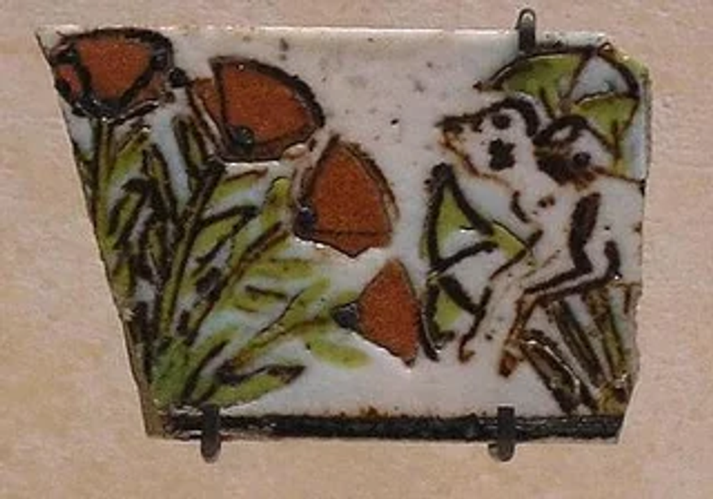 Một miếng gạch lát có hình hoa anh túc được tìm thấy ở thành phố cổ el-Amarna, Ai Cập cổ đại