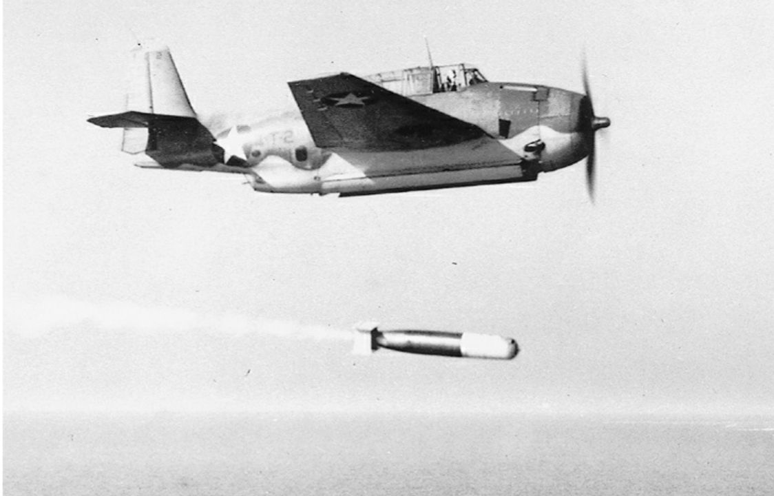 Grumman TBF-1 Avenger trở thành máy bay ném ngư lôi tiêu chuẩn của Hải quân Mỹ vào thời điểm bắt đầu chiến dịch Guadalcanal, tháng 8 năm 1942. Trong ảnh, một chiếc Avenger đang phóng ngư lôi Mark XIII; độ tin cậy kém của loại vũ khí này đã hạn chế khả năng tấn công tàu chiến của Avenger. (Naval History and Heritage Command)