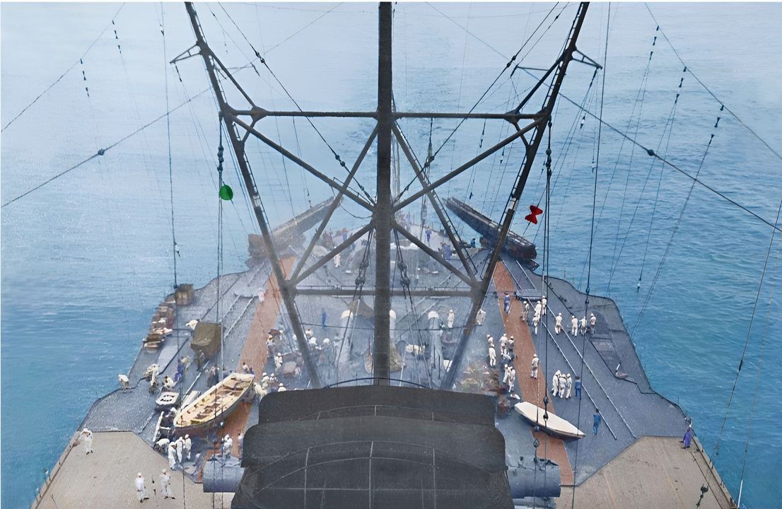 Quang cảnh từ tháp chỉ huy của Musashi nhìn về phía ống khói, cột buồm chính và boong máy bay vào tháng 5 năm 1942, trong giai đoạn hoàn thiện; hai xuồng nhìn thấy trong ảnh chỉ được lắp đặt tạm thời.  (Naval History and Heritage Command, Photo Archives, Naval Subject Collection)