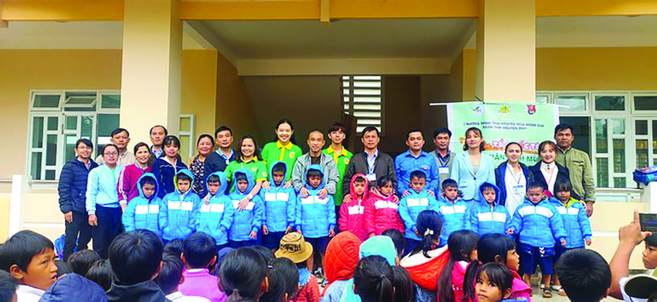 Câu lạc bộ Thiện nguyện Cỏ bốn lá tổ chức chương trình Xuân từ bi tại Quảng Ngãi - Ảnh: NVCC