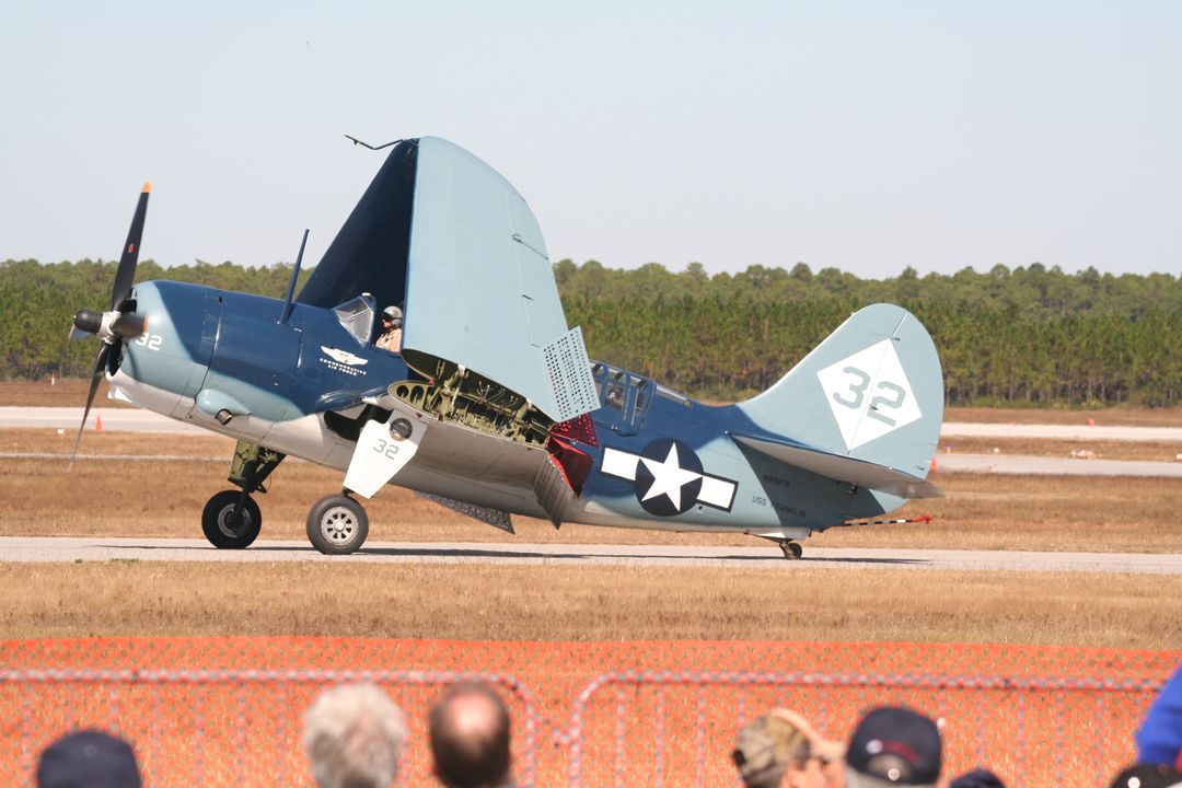 Máy bay Curtiss SB2C-5 Helldiver của Lực lượng Không quân Tưởng niệm, số hiệu N92879 / 32 83725 trong Triển lãm hàng không NAS Pensacola năm 2011.