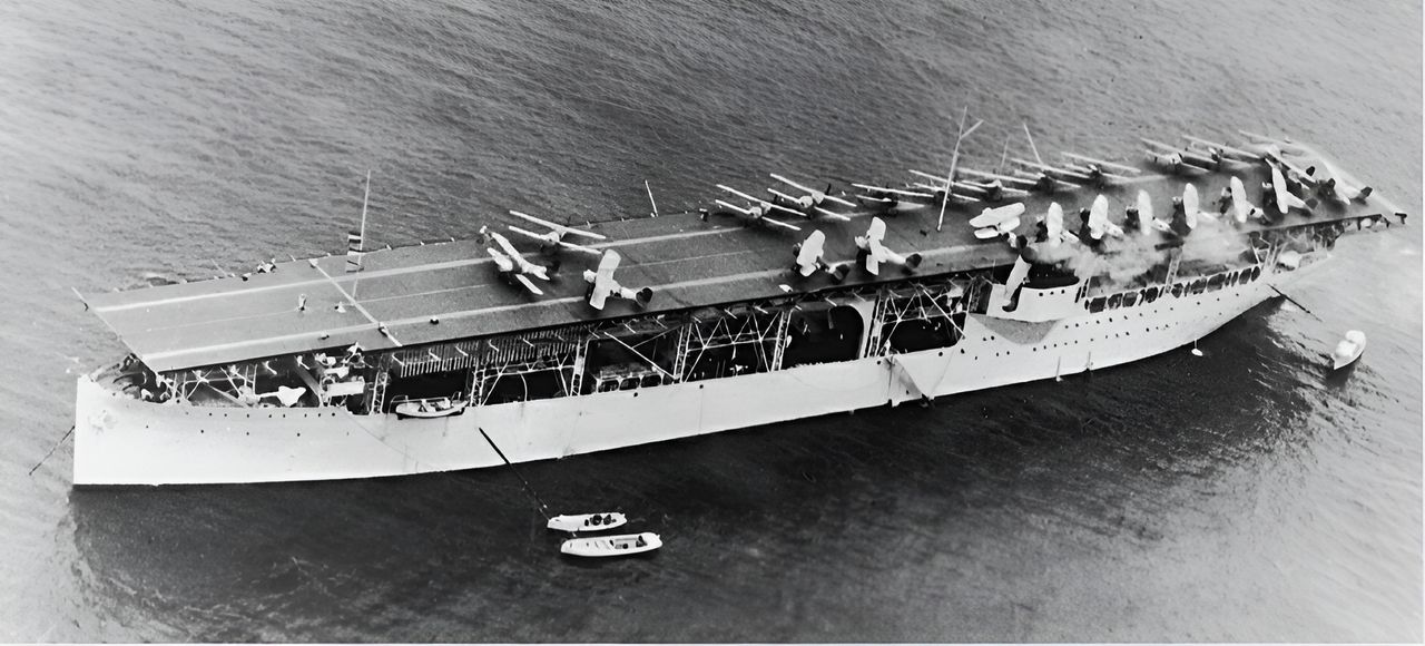 Langley trong ảnh khoảng năm 1932 với phần lớn không đoàn của mình. Những thử nghiệm trên Langley đã xác nhận rằng hoàn toàn việc có thể vận hành số lượng lớn máy bay ngay cả trên một sàn bay nhỏ, và chúng có thể được phóng đi nhanh chóng. (Naval History and Heritage Command)