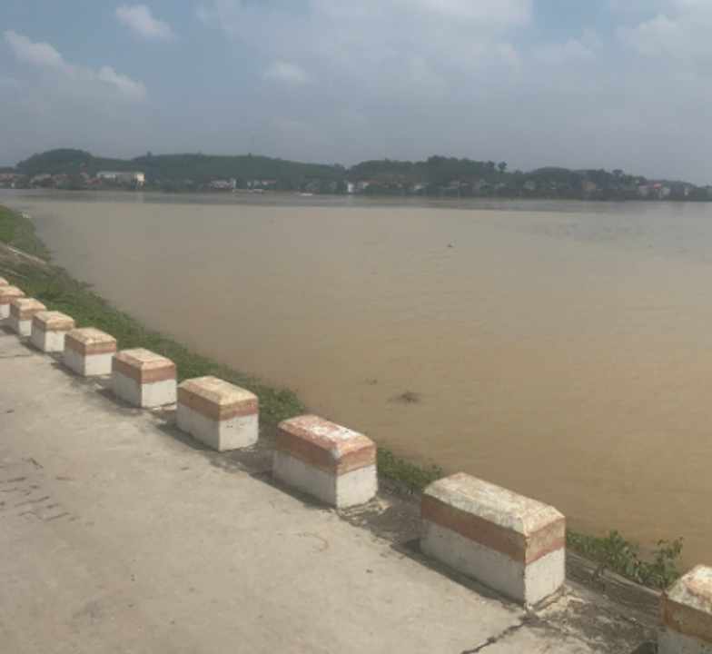 Bờ sông tĩnh lặng.