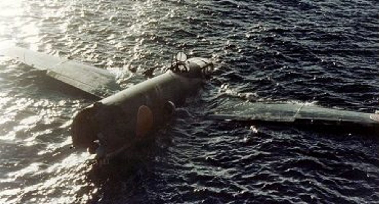 Xác gần như còn nguyên vẹn của một trong 18 chiếc G4M thuộc Phi đoàn 4 Kokutai bị bắn rơi trong cuộc tấn công ngư lôi thảm khốc ngày 8 tháng 8. Bức ảnh này được chụp từ tàu khu trục USS Ellet (DD-398). (NHHC)