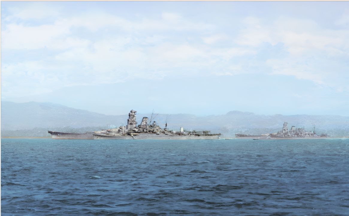 Yamato và Musashi được chụp chung trong một bức ảnh vào ngày 21 tháng 10 năm 1944 tại vịnh Brunei. Musashi nằm bên trái, phía trước là tàu tuần dương hạng nặng Mogami đang neo đậu. Bên phải là Yamato, với một tàu tuần dương hạng nặng khác áp sát bên mạn. Ngày hôm sau, hai thiết giáp hạm rời vịnh Brunei để tiến về vịnh Leyte. (Naval History and Heritage Command, Photo Archives, Naval Subject Collection)