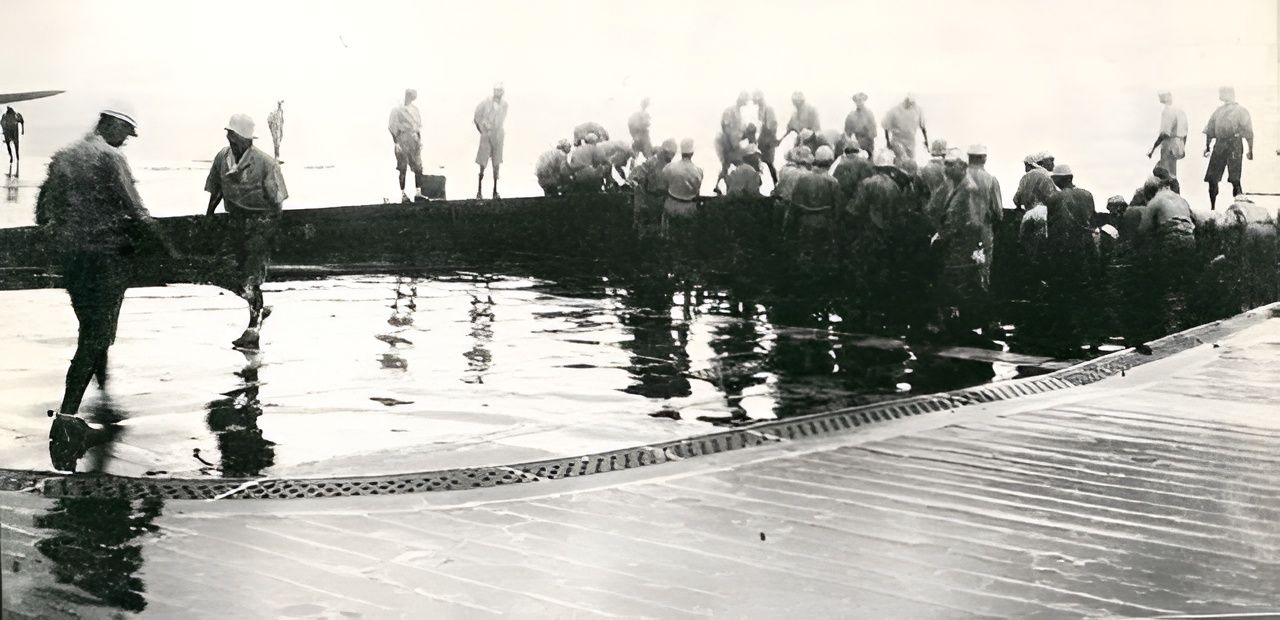 Hình ảnh thang máy phía trước bị bật lên trúng bom ở mũi tàu.