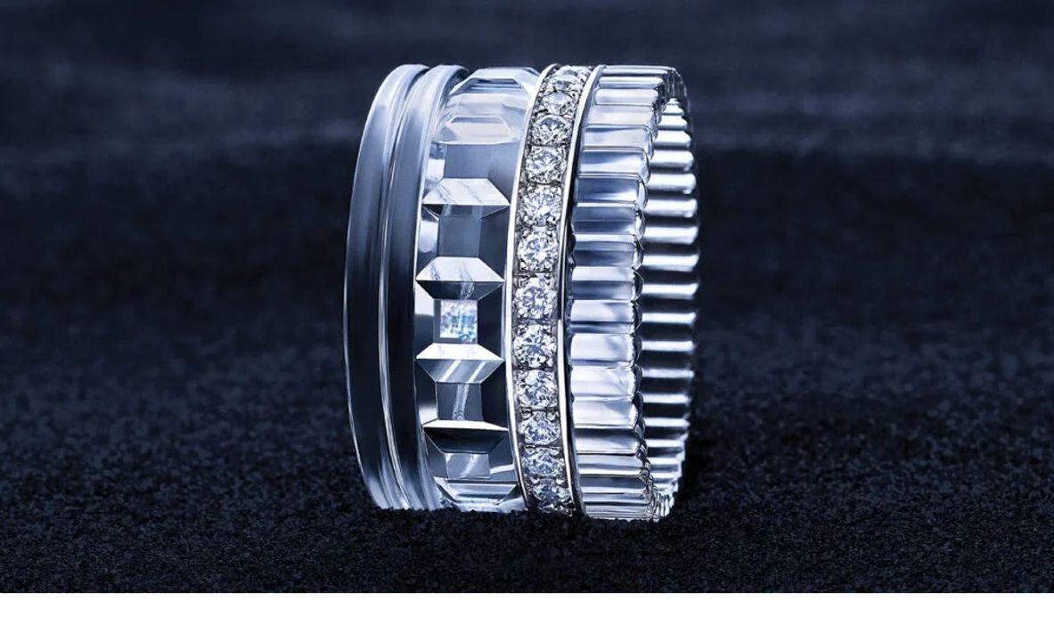 

Thiết kế âm thanh:Để thu được âm thanh của đại dương cho chiếc nhẫn Quatre 5D Memory, Boucheron đã hợp tác với Viện Nghiên cứu và Điều phối Âm học/Âm nhạc Pháp (IRCAM). Sau khi thu được âm thanh, thợ kim hoàn đã sử dụng kỹ thuật nanostructuring siêu nhanh để nhúng nó vào chiếc nhẫn.Kỹ thuật này, được gọi là 5D, mã hóa thông tin trong một loại kính bao gồm các cấu trúc vi mô lưỡng chiết. Nói một cách đơn giản, điều đó có nghĩa là người ta có thể khắc văn bản, hình ảnh, video và âm thanh vào — thay vì khắc lên — kính dưới dạng mã nhị phân thông qua tia laser xung quang. Boucheron đã sử dụng kính silica Glassomer điêu khắc để tạo ra chiếc nhẫn 5D Memory, đặt bản ghi âm vào một trong những ô vuông Clou de Paris trong thiết kế Quatre xếp chồng của nó, có các dải kính xung quanh một dải kim cương ở giữa.Chiếc nhẫn có thể chứa tới 100 megabyte dữ liệu, kính hiển vi chiếu sáng phân cực có thể đọc và dịch ngược lại thành định dạng ban đầu — khiến đây thực sự trở thành vật gia truyền công nghệ cao

