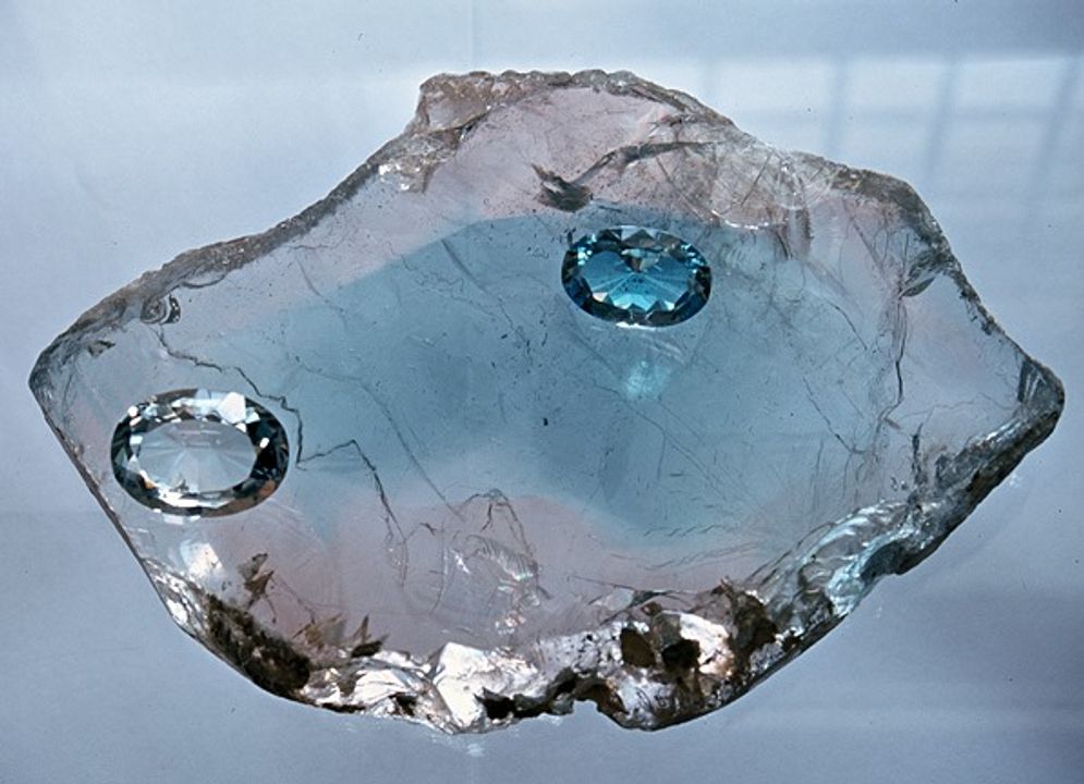 Lát cắt của topaz hai màu lớn 20 cm - màu xanh trong lõi . Và 2 viên mài giác phù hợp với các vùng màu của mẫu vật, từ bộ sưu tập của Museum of Precious Stones. Ảnh của M. Bienkowska.