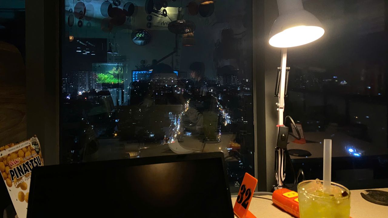 V<i>iew chạy deadline xuyên đêm ở một quán cafe tầng 20</i>