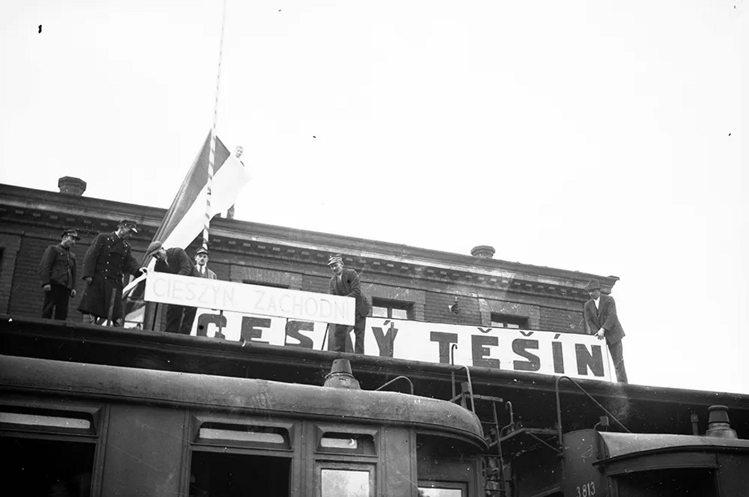 <i>Quân đội Ba Lan thay thế các biển tên của thành phố từ tiếng Séc sang tiếng Ba Lan, tại nhà ga tàu hoả Tesín.</i>