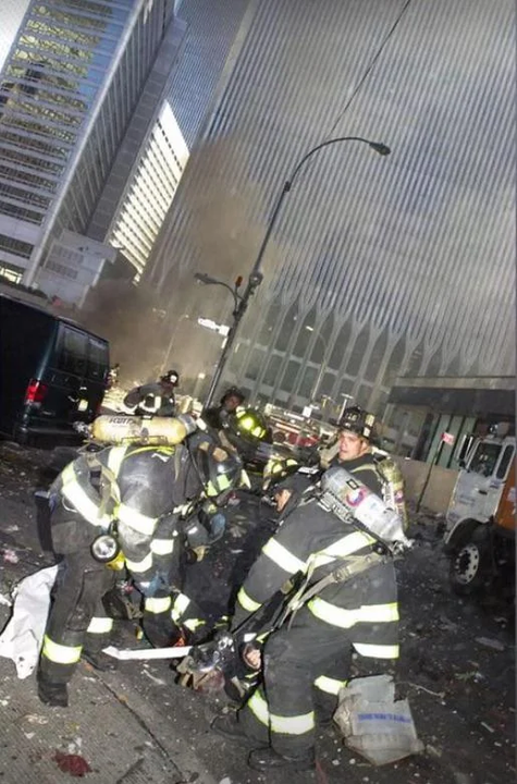 Xác của lính cứu hoả Daniel (Danny) Suhr chuẩn bị được mang ra phố khác để chuyển về trạm cứu hoả. Ảnh chưa rõ tác giả.