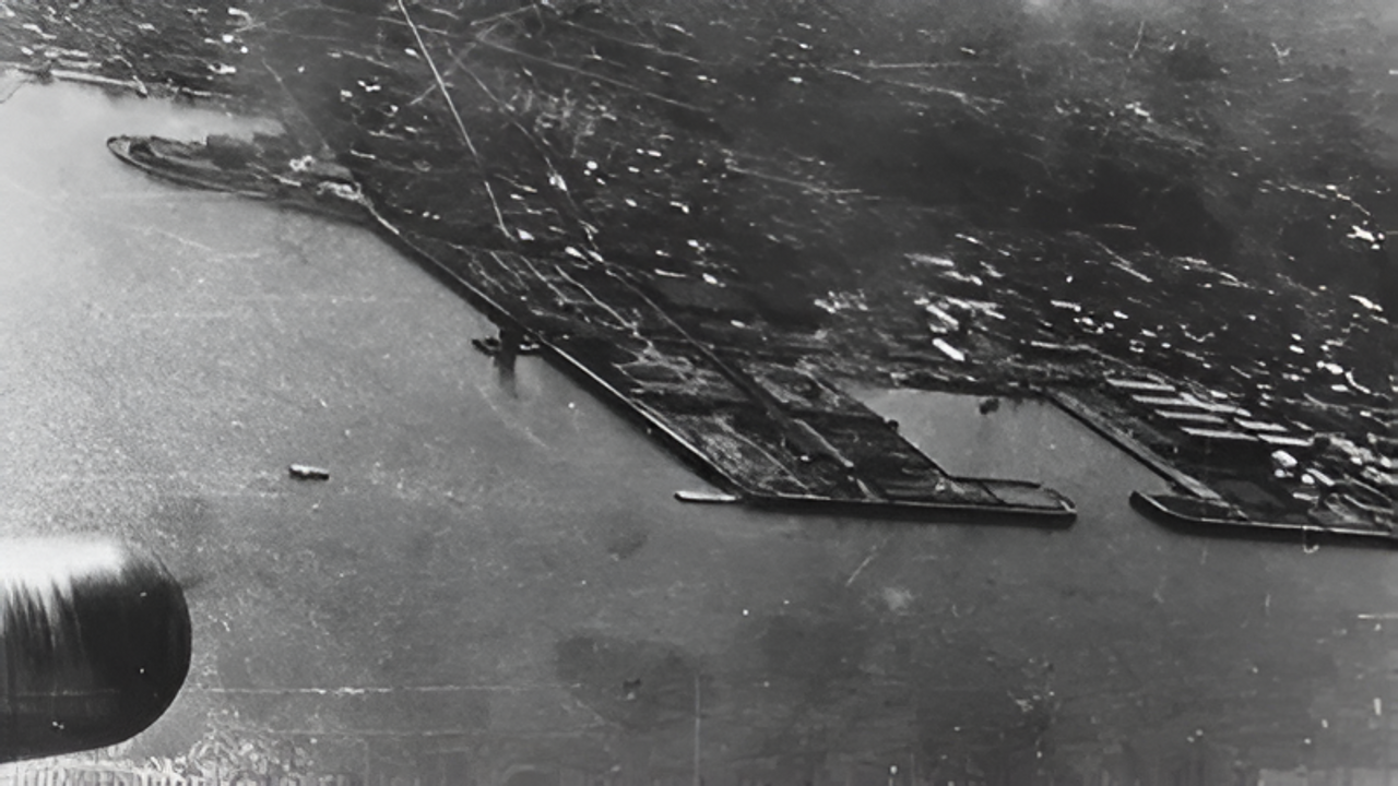 Khói bốc lên từ các mục tiêu bị máy bay ném bom B-25 của Hoa Kỳ tấn công vào đất liền Nhật Bản trong cuộc không kích Doolittle, ngày 18 tháng 4 năm 1942. 