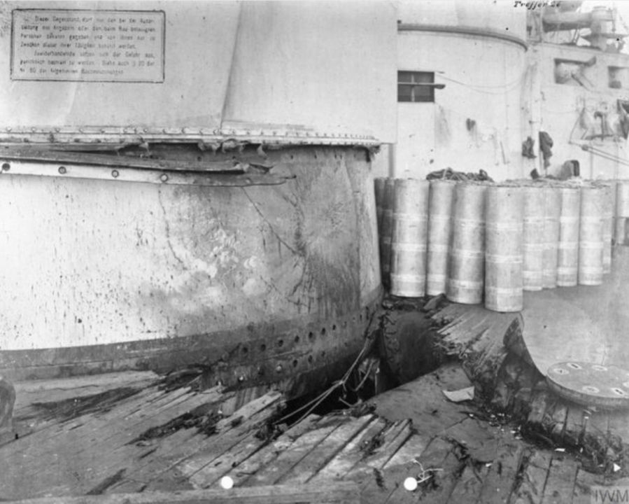 Thiệt hại trên tàu Derfflinger do đạn pháo hạng nặng của Anh gây ra trong trận Jutland. Hình ảnh này cho thấy các vị trí đạn pháo đã xuyên thủng boong tàu, nhưng không xuyên được lớp giáp dày của bệ pháo. Tổng cộng có 157 người thiệt mạng trên tàu và thêm 26 người khác bị thương.(IWM Q 20765)