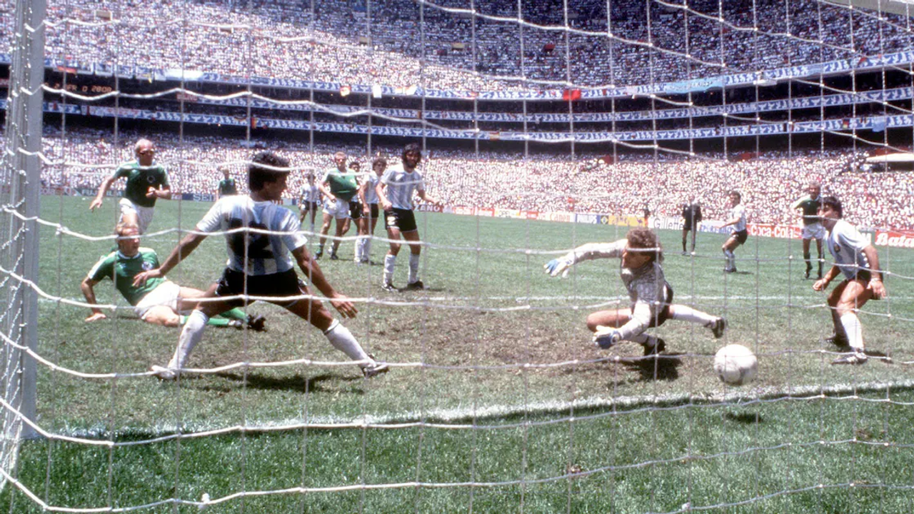 Bàn thắng của Karl-Heinz Rummenigge phút 74