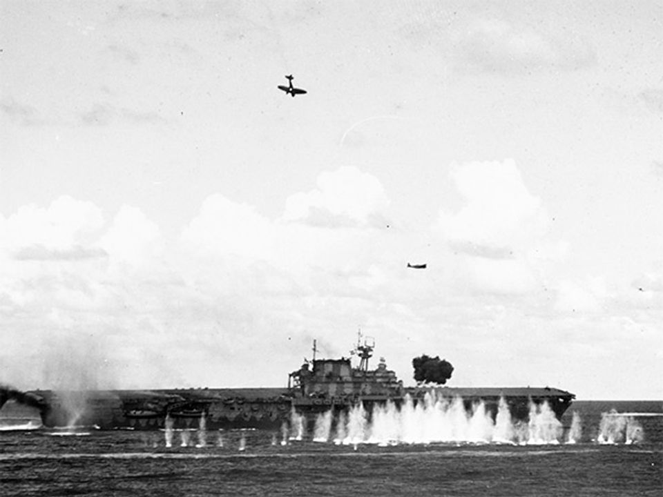 Trận Santa Cruz vào tháng 10 năm 1942 chứng kiến hiện tượng sớm nhất của một máy bay cảm tử muốn đâm vào tàu chiến của tàu chiến của đối phương, tất nhiên đây chỉ là những trường hợp được quyết định của bản thân phi công trong chiến đấu chứ không phải là một chính sách có từ trước. Trong bức ảnh là một máy bay chiếc D3A1 từ tàu Zuikaku, và nó chuẩn bị đâm vào ống khói của Hornet.