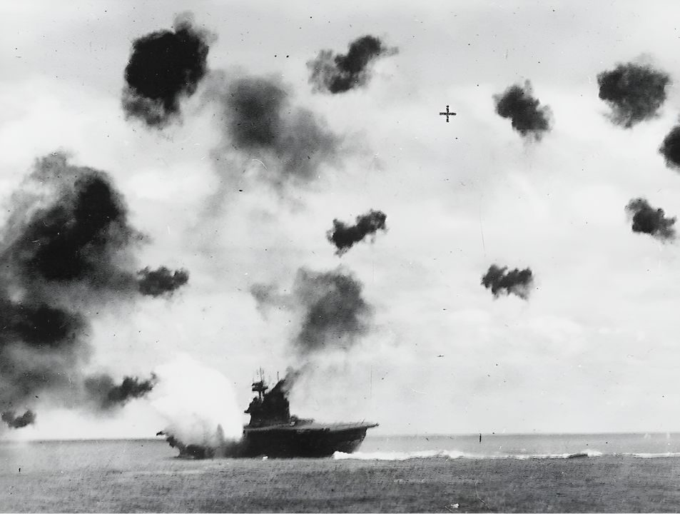 Bức ảnh đặc biệt này cho thấy khoảnh khắc quả ngư lôi đầu tiên đánh trúng Yorktown. Một quả ngư lôi Type 91 khác đánh trúng con tàu vài giây sau đó. Những cú đánh này dẫn đến chuỗi sự kiện khiến Yorktown bị mất. (NHHC)