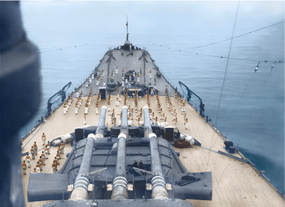 Khu vực mũi tàu Musashi, được chụp từ cấu trúc thượng tầng phía trước trong các đợt chạy thử trên biển vào tháng 6 năm 1942. Boong tàu khi đó còn khá trống trải; điều này đã thay đổi trong chiến tranh khi một số lượng lớn pháo phòng không 25mm được lắp bổ sung. (Naval History and Heritage Command, Photo Archives, Naval Subject Collection)