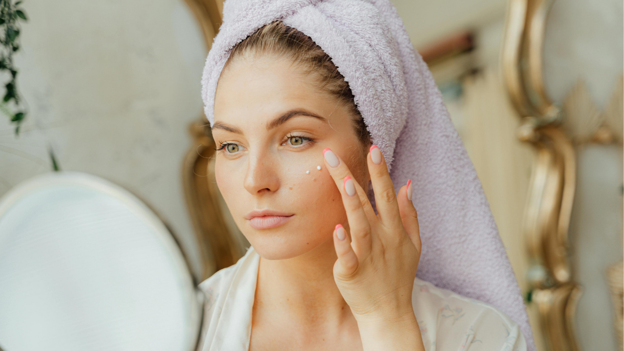 Bôi kem lót là bước đầu tiên