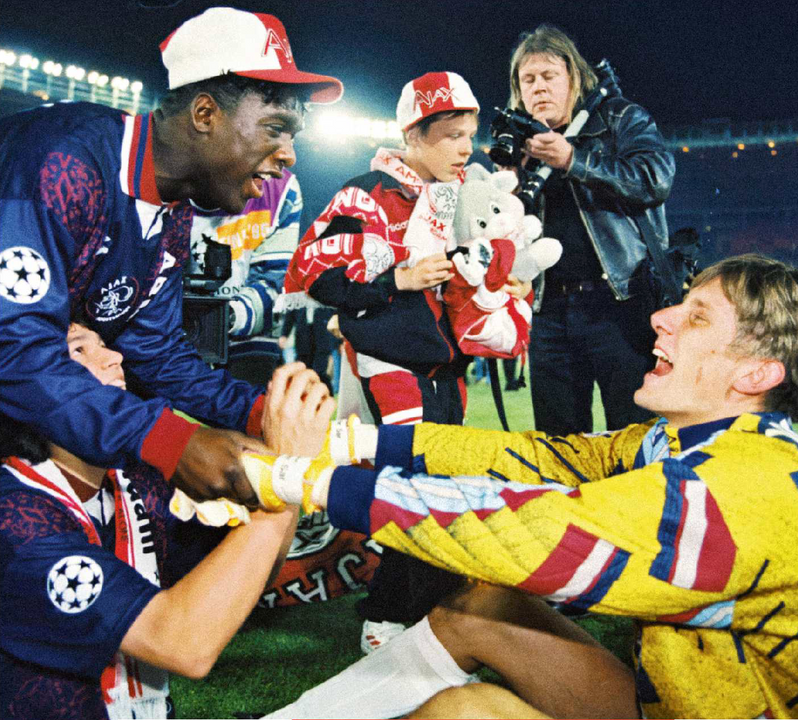 Clarence Seedorf và Edwin van der Sar ăn mừng chiến thắng ở trận chung kết cúp C1.