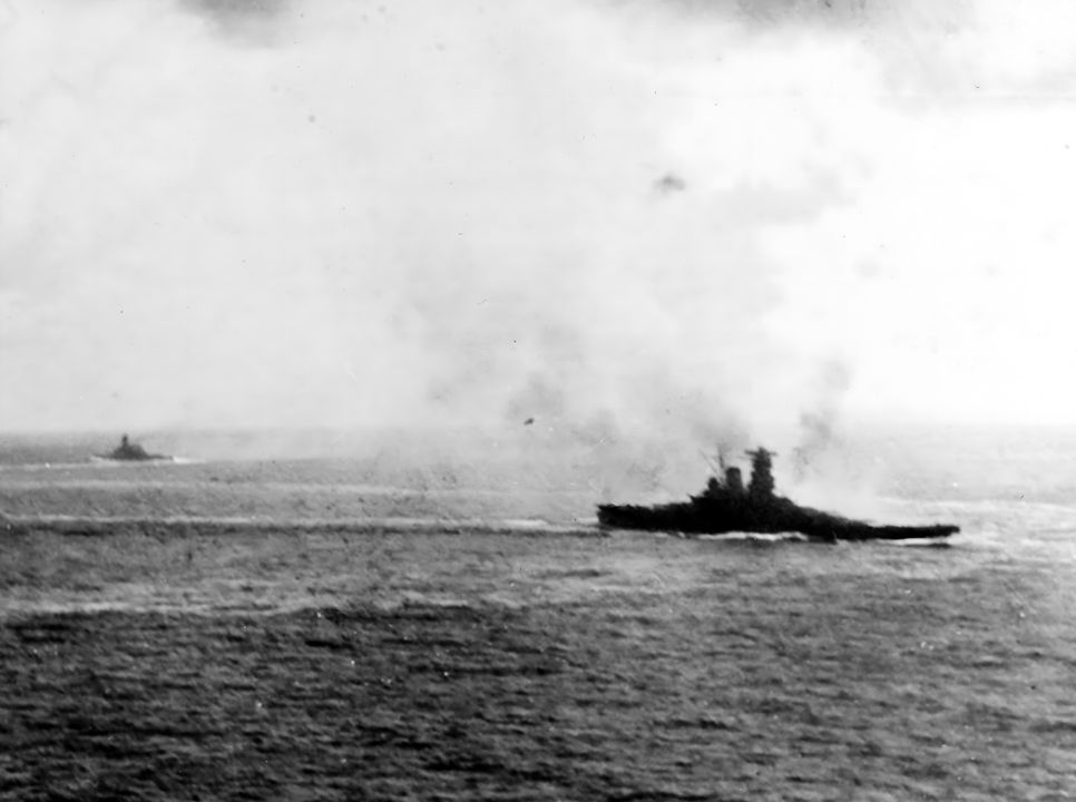 Ảnh chụp Yamato trong trận hải chiến ngoài khơi Samar vào ngày 25 tháng 10 năm 1944. Vào thời điểm này, Kurita đặt cờ hiệu của mình trên soái hạm Yamato sau khi tàu tuần dương Atago của ông bị đánh chìm vào những ngày trước đó. Trận ngoài khơi Samar cũng là trận duy nhất mà Yamato khai hỏa vào tàu đối phương (ở đây là tàu sân bay hộ tống của Mỹ) bằng pháo chính 18,1 inch.